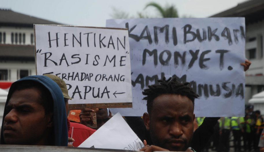 Sekelompok mahasiswa asal Papua melakukan unjuk rasa di Bandung, Jawa Barat, Senin, 19 Agustus 2019.