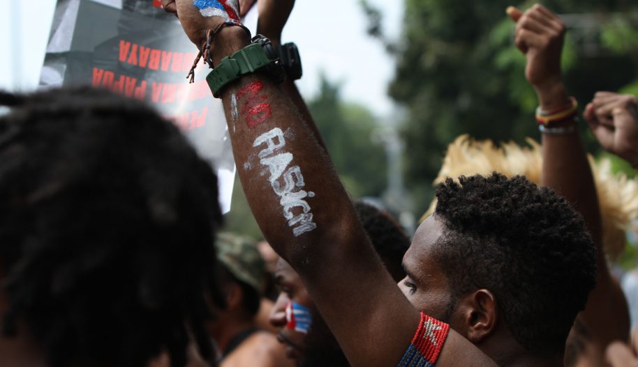 Massa Aliansi Mahasiswa Anti Rasisme, Kapitalisme, Kolonialisme dan Militerisme menggelar aksi damai menuju Istana Merdeka dengan menggunakan atribut bendera bintang kejora.