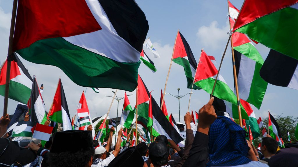 People stage a rally in support of Palestine in Yogyakarta, Indonesia (22/07/2024) (© Alif Rizki Saputra via Shutterstock)